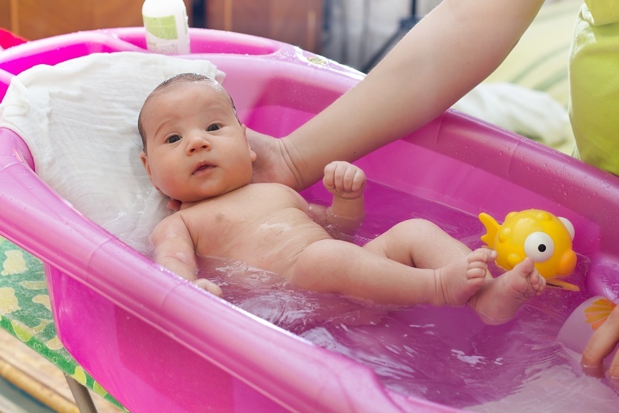 Первое купание новорожденного и малыша: травы, мыльце или чистая вода?