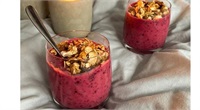 Smoothie cu miere naturală și granola