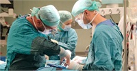 Intervenție chirurgicală combinată: extragerea tumorii cerebrale și tiroidectomie, cu o singură perioadă de recuperare