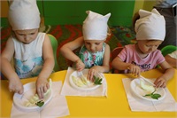 В "Academia Piticilor" детки научились готовить салат