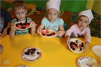 В "Academia Piticilor" фрукты вкуснее потому что дети сами их выкладывают на тарелки
